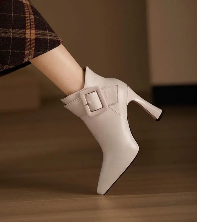 DELACRUZ | BOTINES DE TACÓN CON HEBILLA OVERSIZE