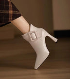 DELACRUZ | BOTINES DE TACÓN CON HEBILLA OVERSIZE