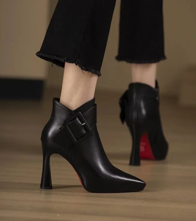 DELACRUZ | BOTINES DE TACÓN CON HEBILLA OVERSIZE