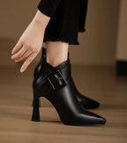 DELACRUZ | BOTINES DE TACÓN CON HEBILLA OVERSIZE