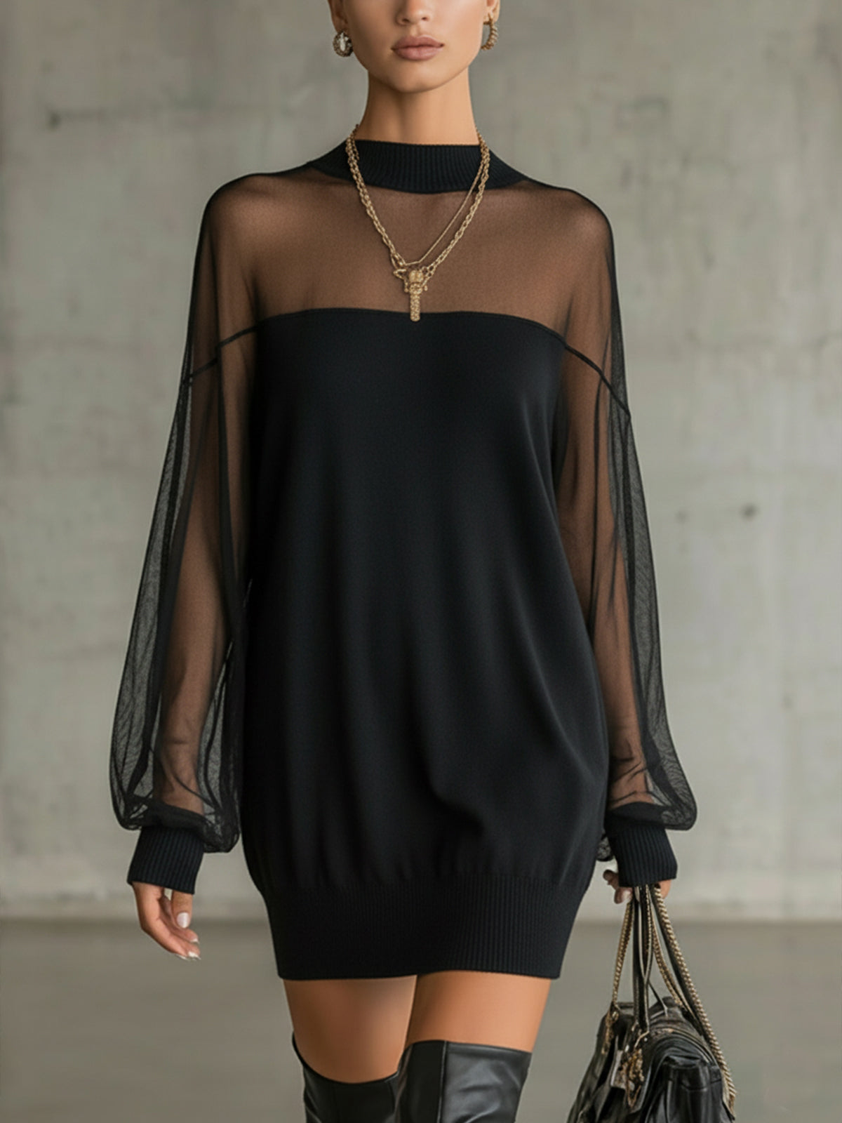 Vestido mini negro con mangas de malla transparente y cuello alto