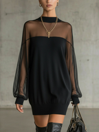 Vestido mini negro con mangas de malla transparente y cuello alto