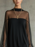 Vestido mini negro con mangas de malla transparente y cuello alto